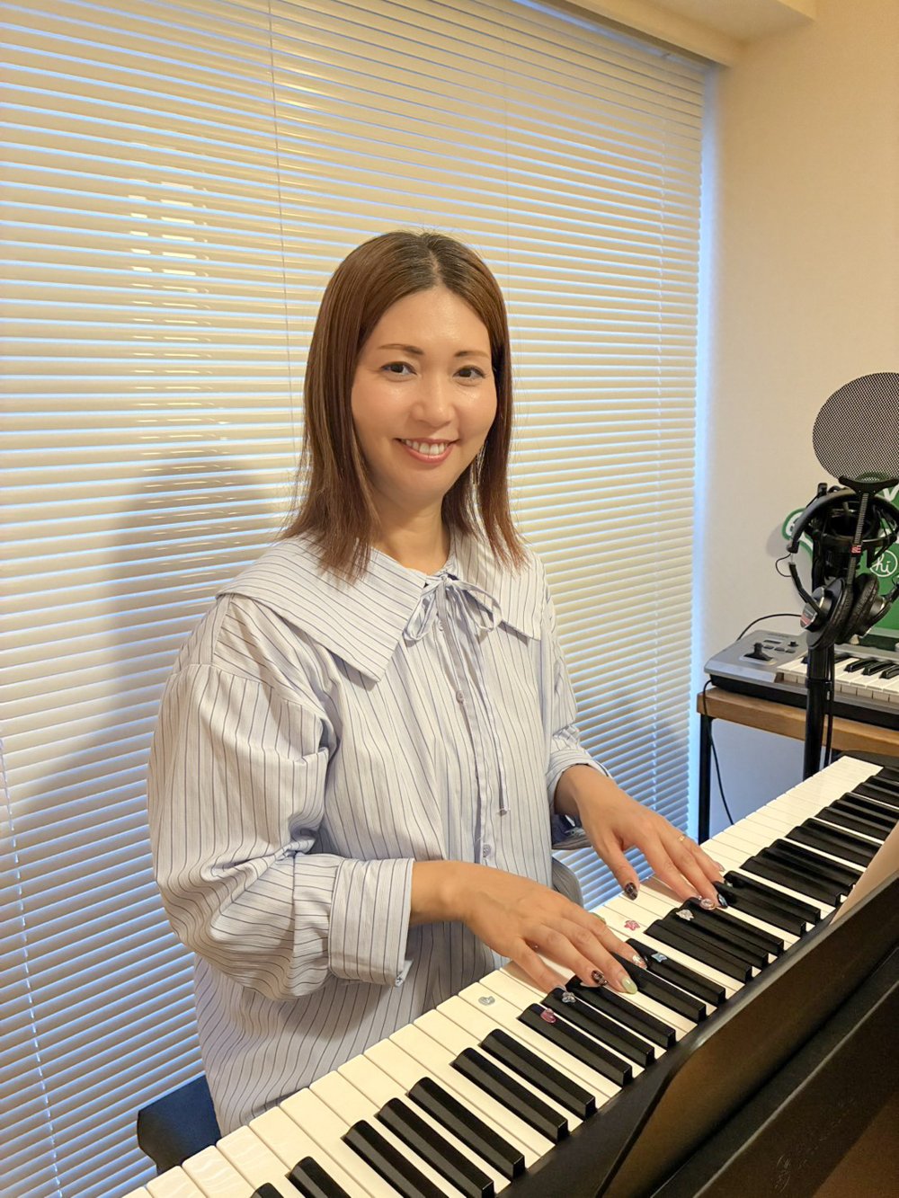 ピアノを弾く講師 sae